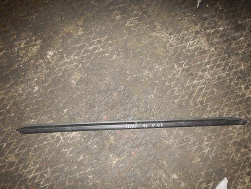 Фотография Накладка стекла переднего левого, Peugeot (Пежо)-107 (06-)