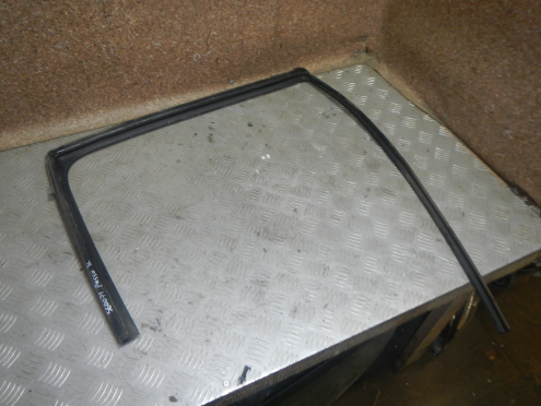 Фотография Уплотнитель стекла двери задней левой, Toyota (Тойота)-PASSO (04-)