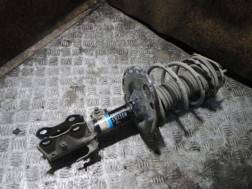 Фотография Амортизатор передний левый, Toyota (Тойота)-AVENSIS III (09-)