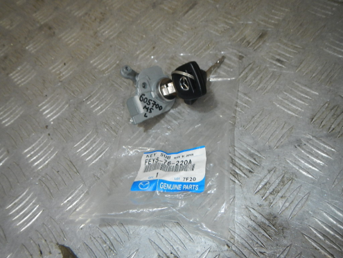 Фотография Вставка замка двери лев., Mazda (Мазда)-5 (CR) (05-10)