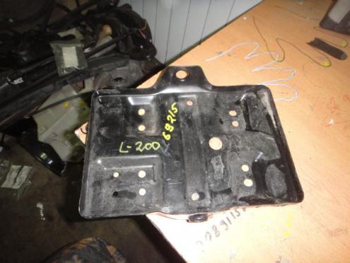 Фотография Крепление АКБ (корпус/подставка), Mitsubishi (Митсубиси)-L200 (KB) (06-)